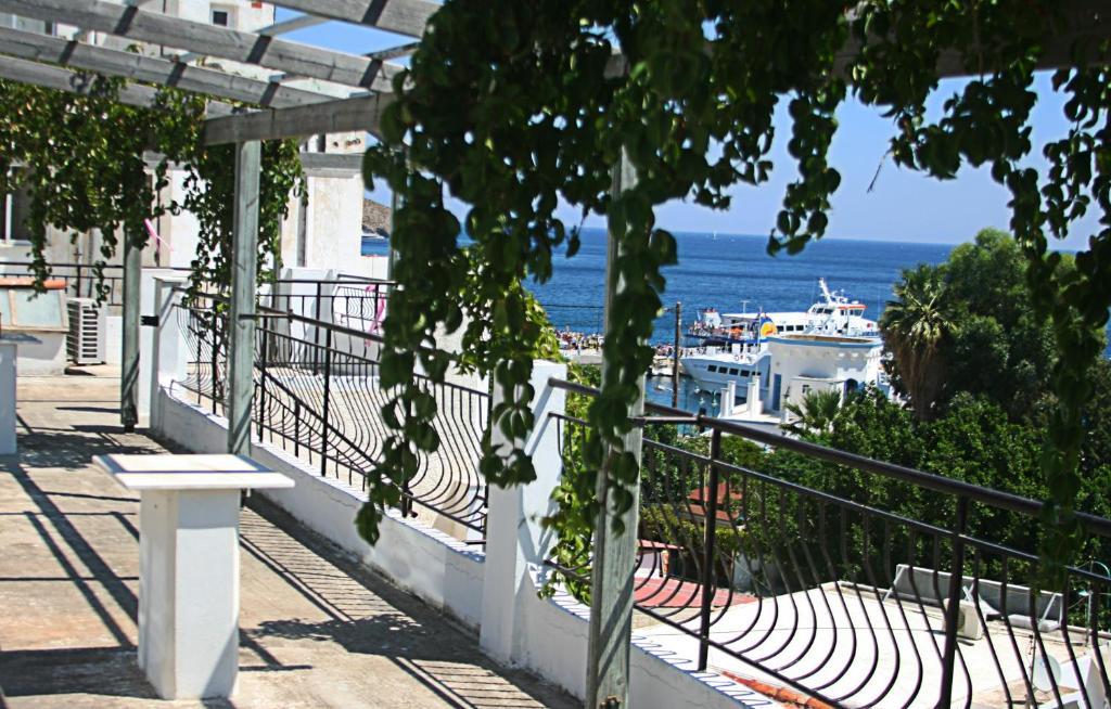 George Apartments Livadia  Екстер'єр фото